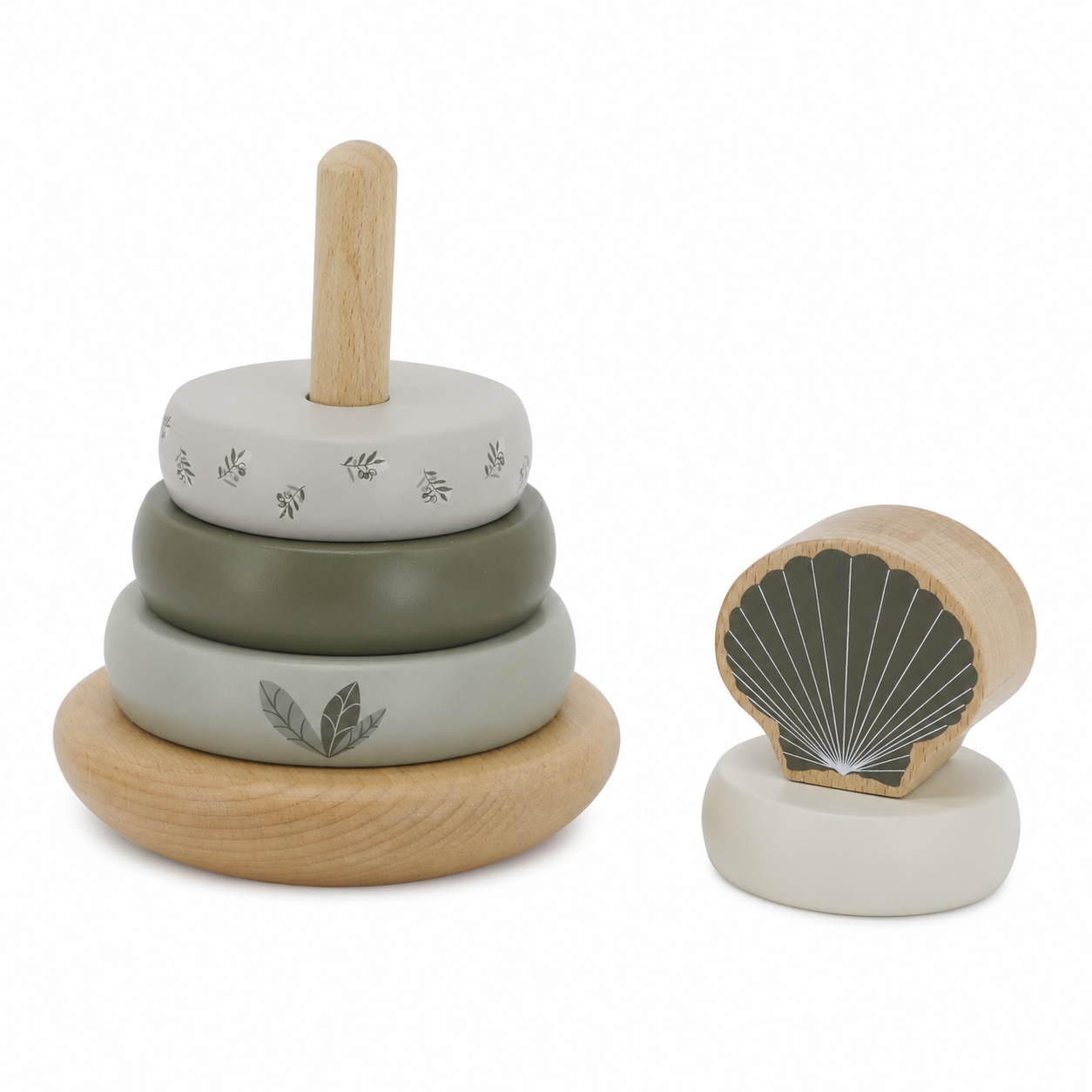 Label Label Stapelturm Balance Olive Green aus Holz mit einzelnen Stapelringen und Muschelaufsatz