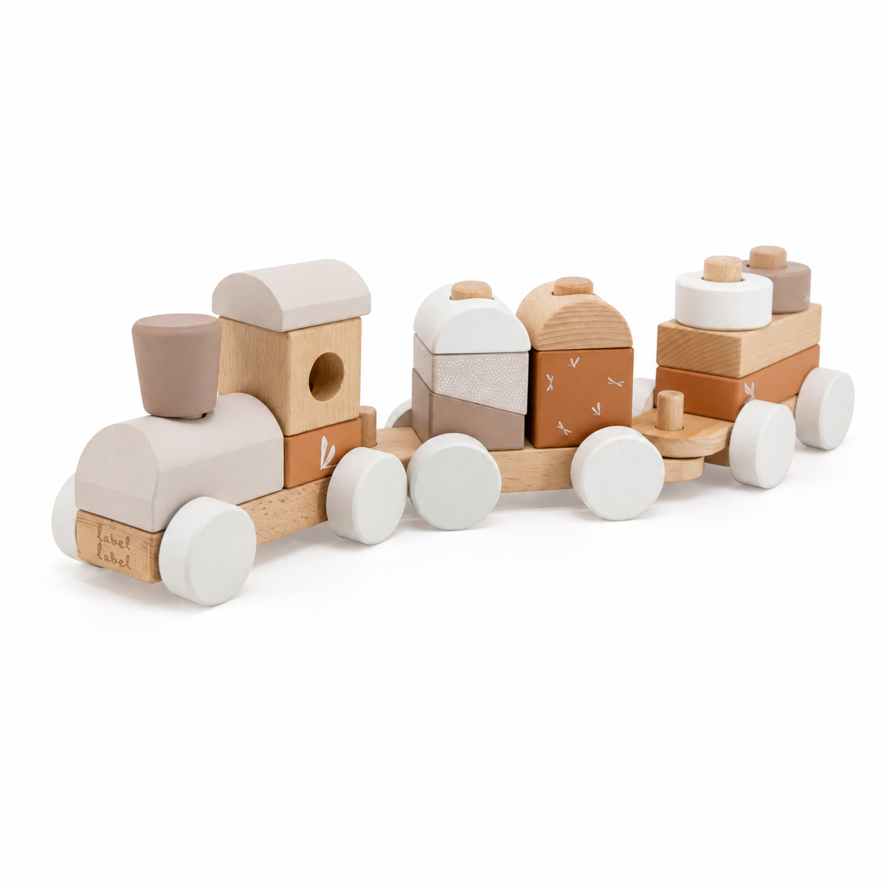 Label Label Holzzug zum Stapeln in Nougat aus nachhaltigem Holz als Motorikspielzeug in schräger Perspektive