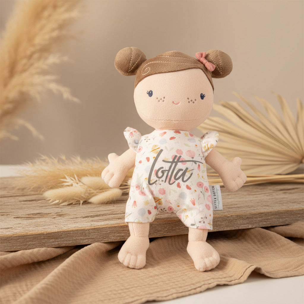 Personalisierte Kuschelpuppe mit Namen als Geschenk zur Geburt Mädchen in natürlichem Boho Hintergrund bei Schmatzepuffer
