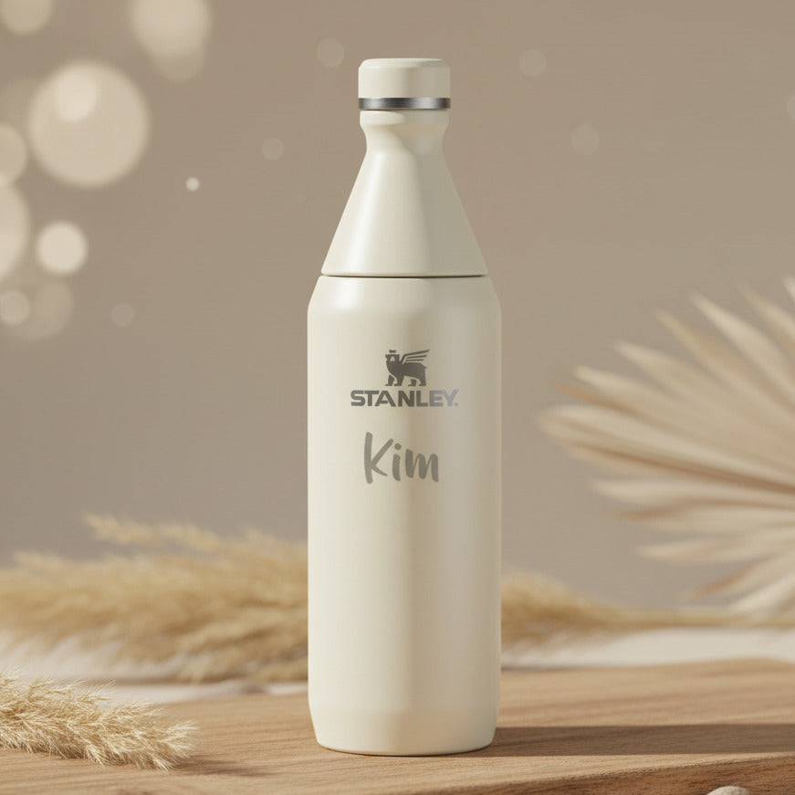Personalisierte Edelstahl Trinkflasche in Creme mit Namen fuer kalte und warme Getraenke im Alltag und unterwegs