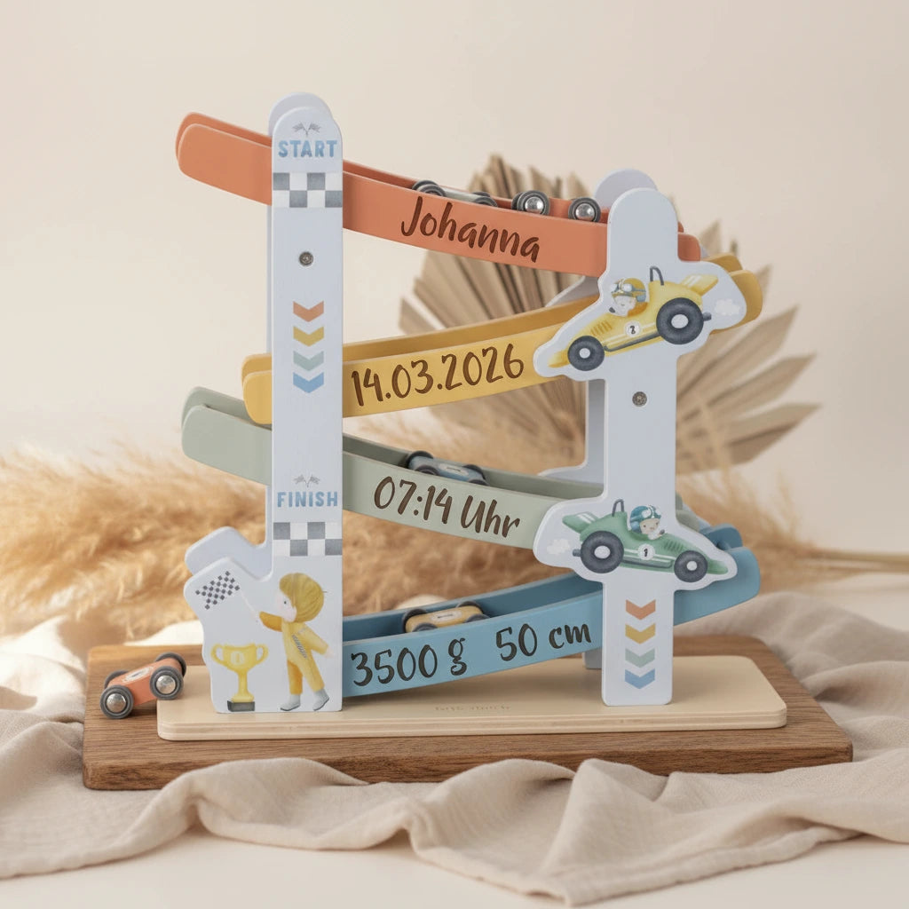 Personalisierte Holz Rennbahn mit Namen und Geburtsdaten als besonderes Geschenk zur Geburt