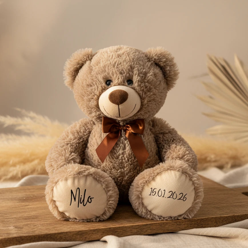 Personalisierter Teddybär in Taupe Hellbraun mit Name und Geburtsdatum – Kuscheltier zur Geburt