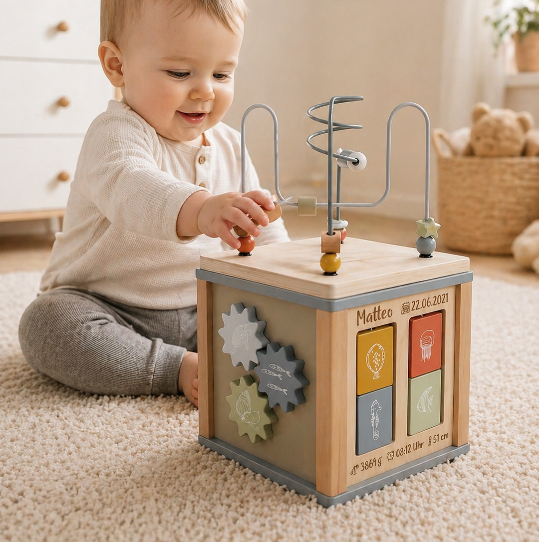 Personalisierter Motorikwürfel aus Holz für Babys