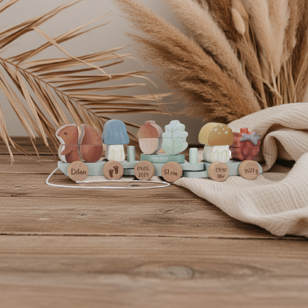 Personalisierter Holz Zug mit gravierten Geburtsdaten im Waldtiere Design mit Eichhörnchen und Pilzen als individuelles Babygeschenk zur Geburt von Schmatzepuffer