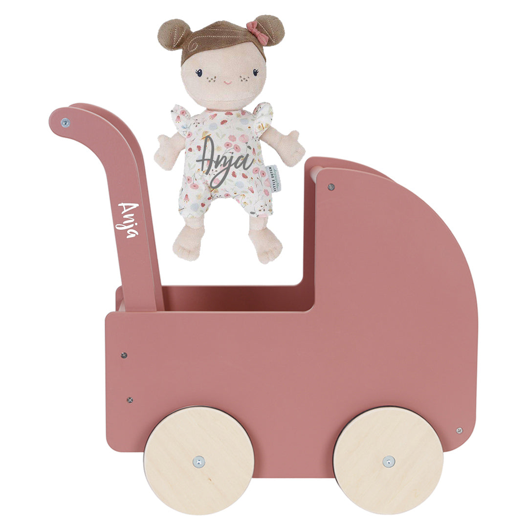 Personalisierter Puppenwagen mit Name und Babypuppe Rosa. Hochwertiges Holzspielzeug für Mädchen als besonderes Geschenk zum Geburtstag, zu Weihnachten oder zur Taufe. Individuell bei Schmatzepuffer personalisiert und ideal für fantasievolle Rollenspiele, die Förderung der Motorik und wertvolle Kindheitserinnerungen.