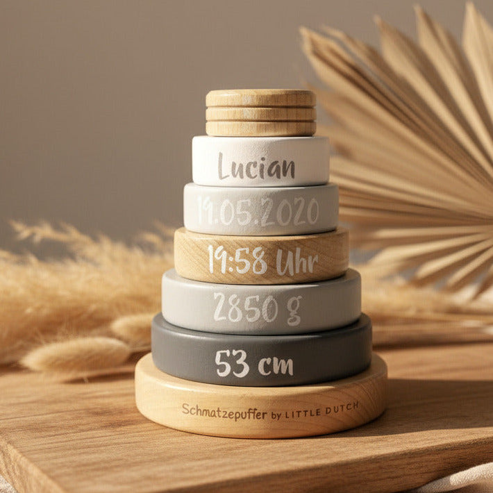 Personalisierter Stapelturm aus Holz der Schmatzepuffer-Edition mit eingraviertem Namen und Geburtsdaten des Babys, ein stilvolles Babygeschenk zur Geburt und eine besondere Erinnerung an diesen einzigartigen Moment.
