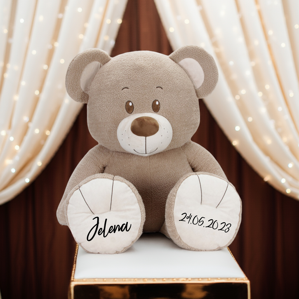 Personalisierter großer Teddybär mit Name und Datum als individuelles Babygeschenk zur Geburt oder Taufe bei Schmatzepuffer
