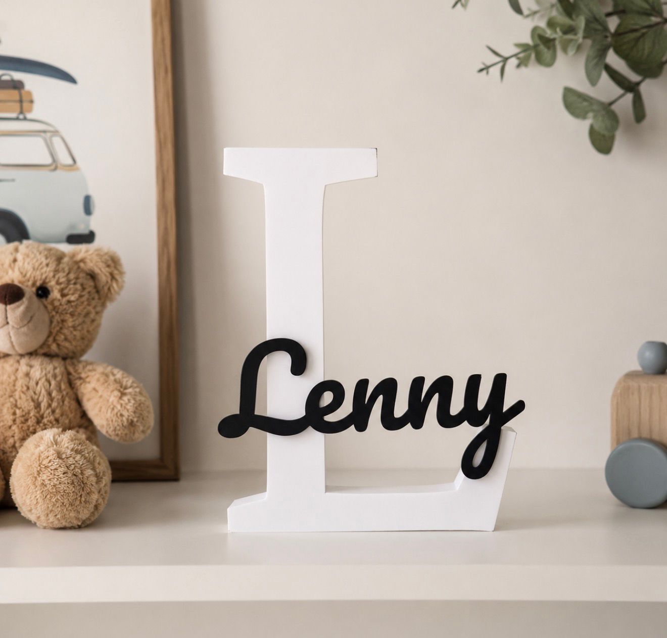 Personalisiertes 3D Namensschild Lenny mit weißem Buchstaben L und schwarzem Namen als moderne Kinderzimmer Deko