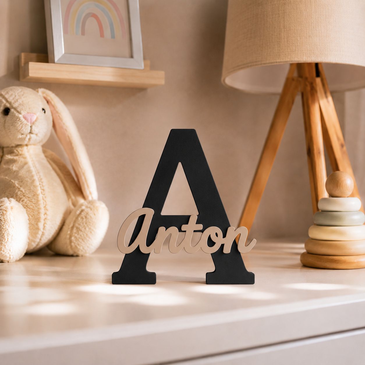 Personalisiertes Namensschild Anton mit schwarzem Großbuchstaben und beigem Namen für Kinderzimmer und Babyzimmer