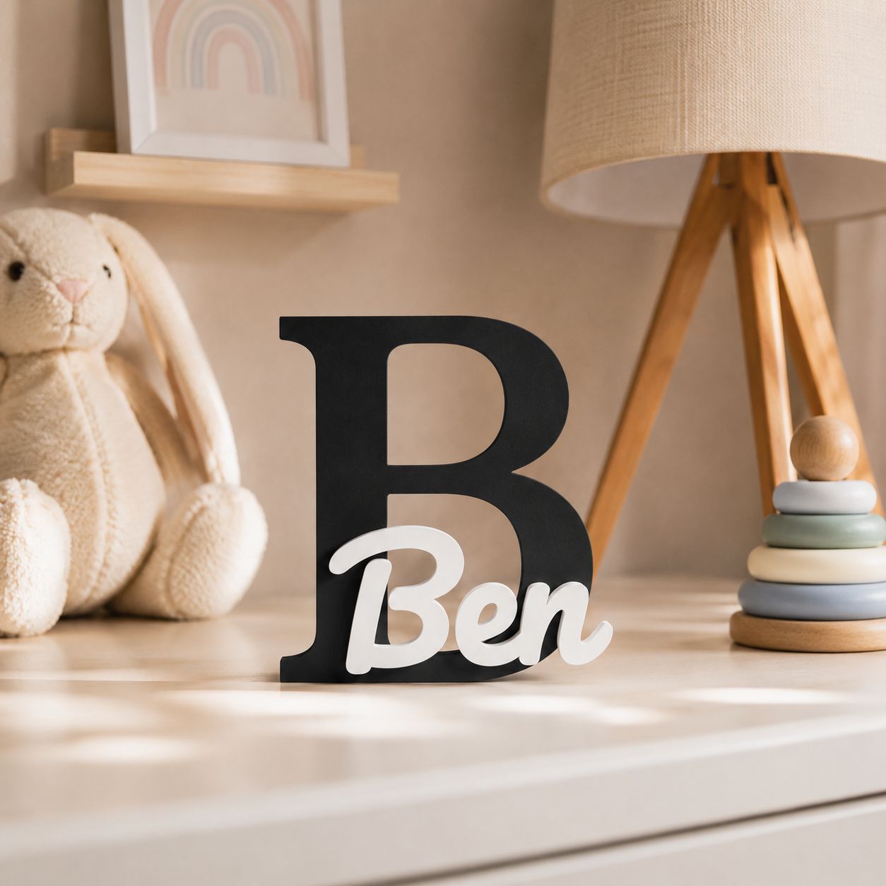 Personalisiertes Namensschild Ben mit schwarzem Anfangsbuchstaben und weißem Namen für Babyzimmer oder Kinderzimmer