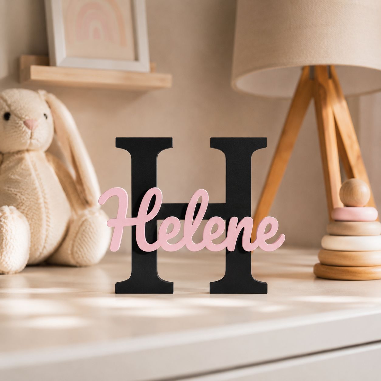 Personalisiertes Namensschild Helene mit schwarzem Großbuchstaben und rosa Schriftzug als stilvolle Kinderzimmer Deko