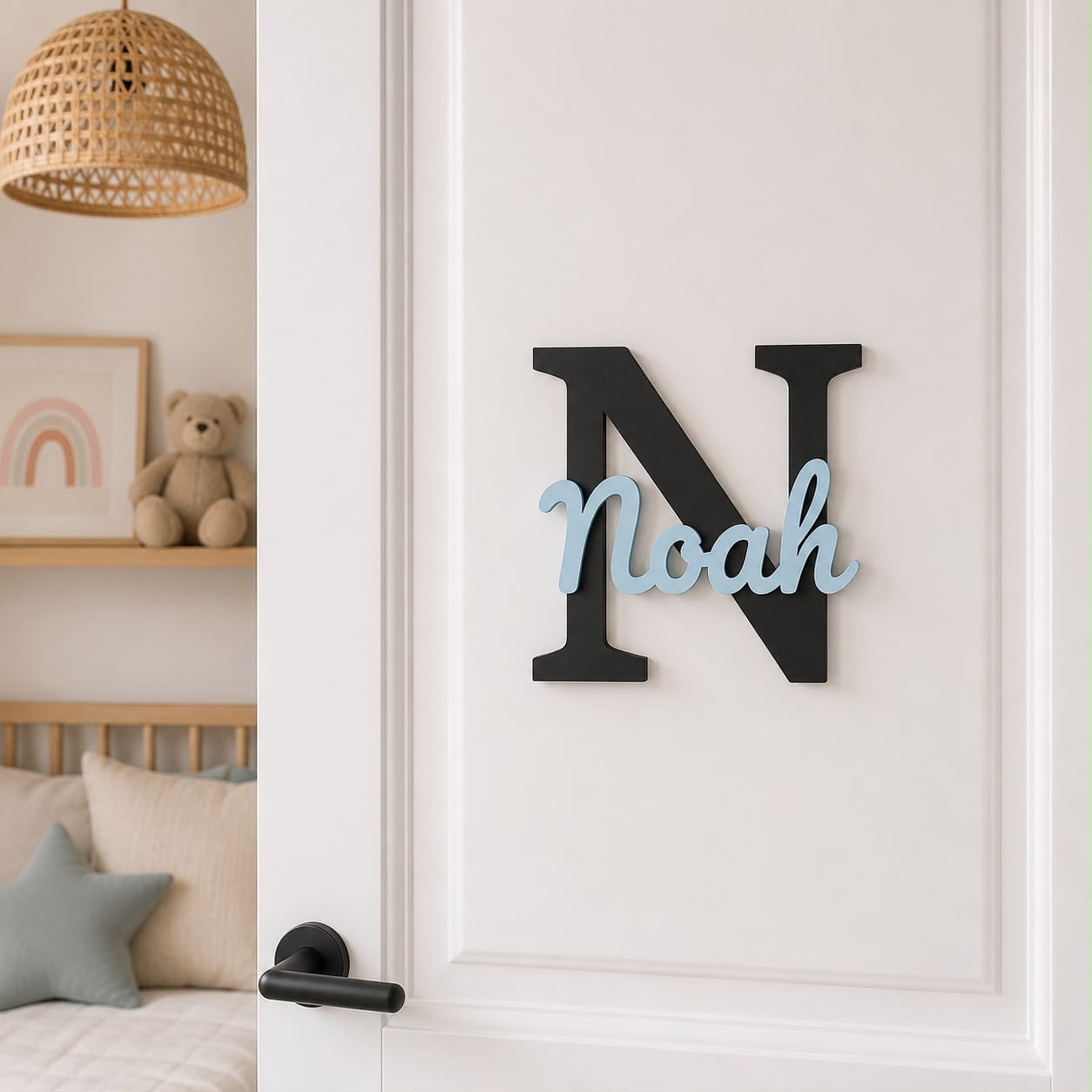 Personalisiertes schwarzes Türschild mit hellblauem Wunschname für das Kinderzimmer