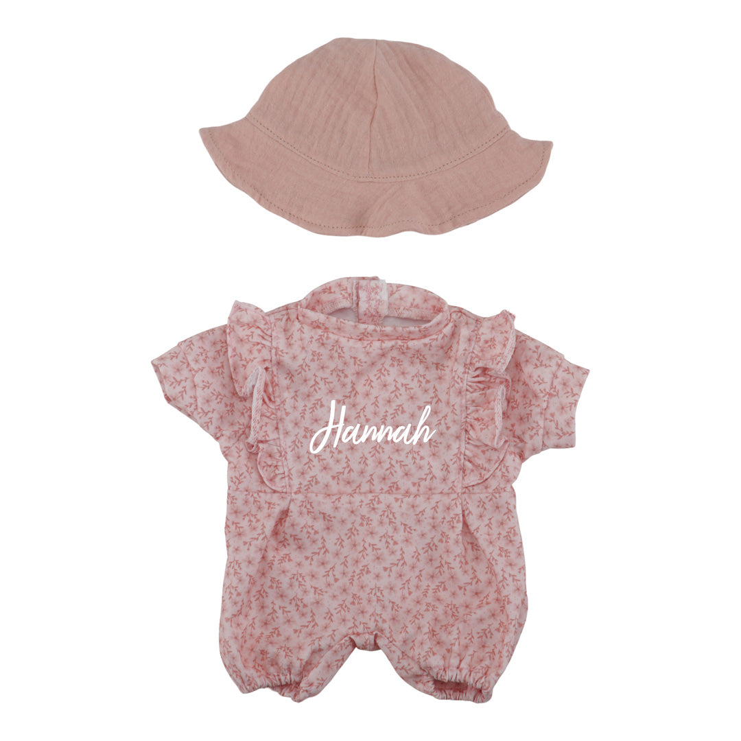 Personalisierte Puppenbekleidung in Rosa mit Namen als Set, Puppen Outfit mit kurzem Anzug und Hut, liebevolles Geschenk für Kinder