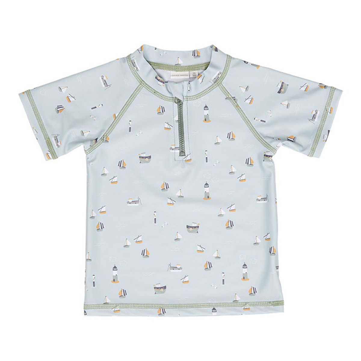 Schwimmshirt Sailors Bay Olive in Größe 98/104 mit maritimem Segelboot Muster und kurzem Reißverschluss vor weißem Hintergrund