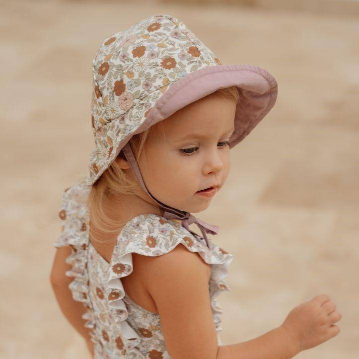 Wendbarer Kinder Sonnenhut mit Vintage Blumen Design fuer optimalen Sonnenschutz an warmen Tagen, im Urlaub, am Strand und beim Spielen