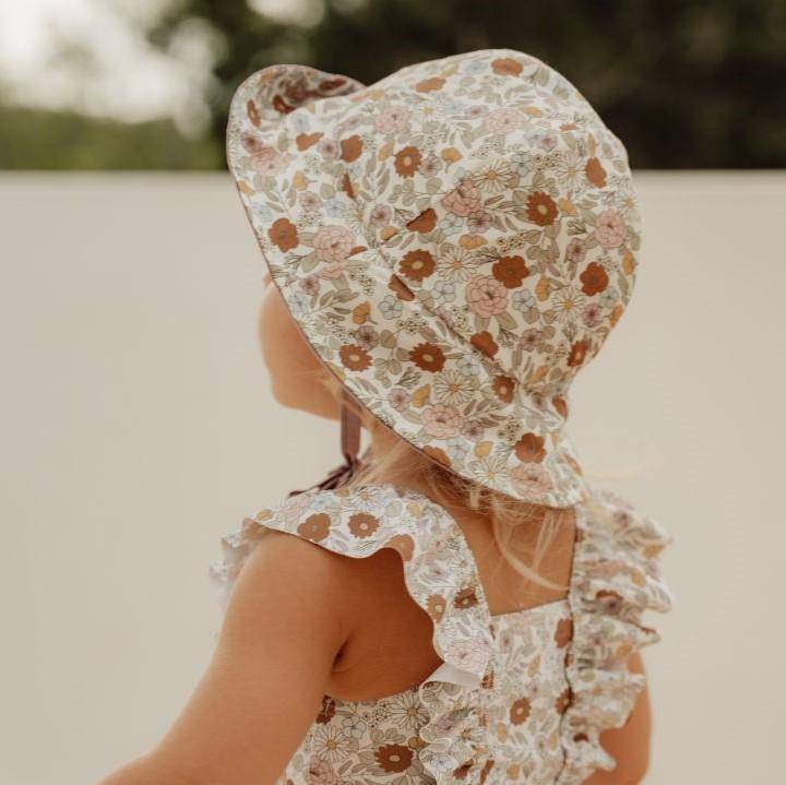 Wendbarer Kinder Sonnenhut mit Vintage Blumen Design fuer optimalen Sonnenschutz an warmen Tagen, im Urlaub, am Strand und beim Spielen