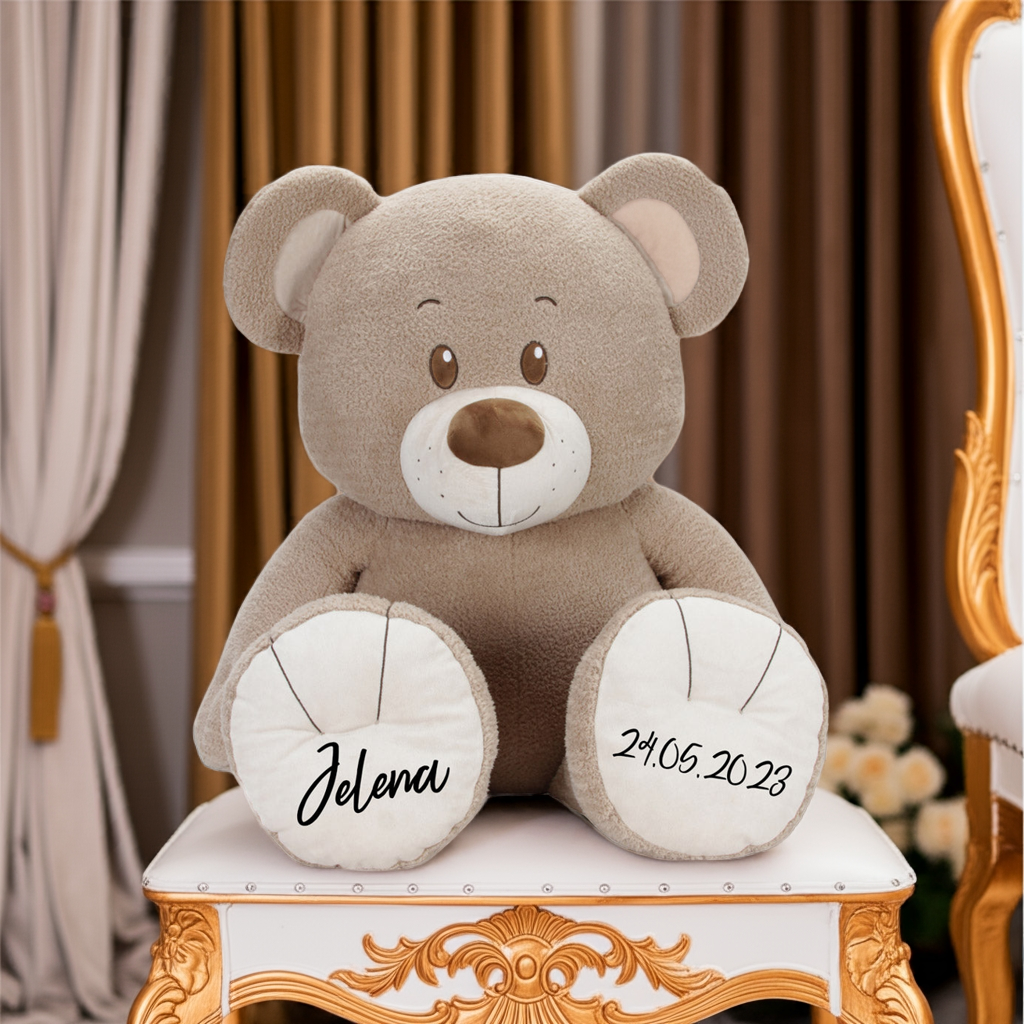 Großer Kuschelteddybär mit Namen personalisiert als liebevolles Erinnerungsstück zur Geburt bei Schmatzepuffer
